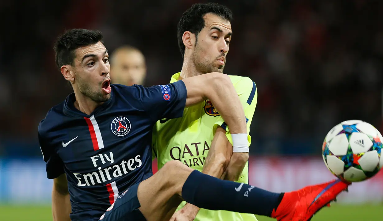 Gelandang PSG, Javier Pastore berusaha melewati pemain Barcelona Sergio Busquet saat leg 8 besar Liga Champions di Parc des Princes, Paris, Kamis (16/4/2015). Barcelona menang 3-1 atas Paris Saint Germain. (Reuters/Gonzalo Fuentes)