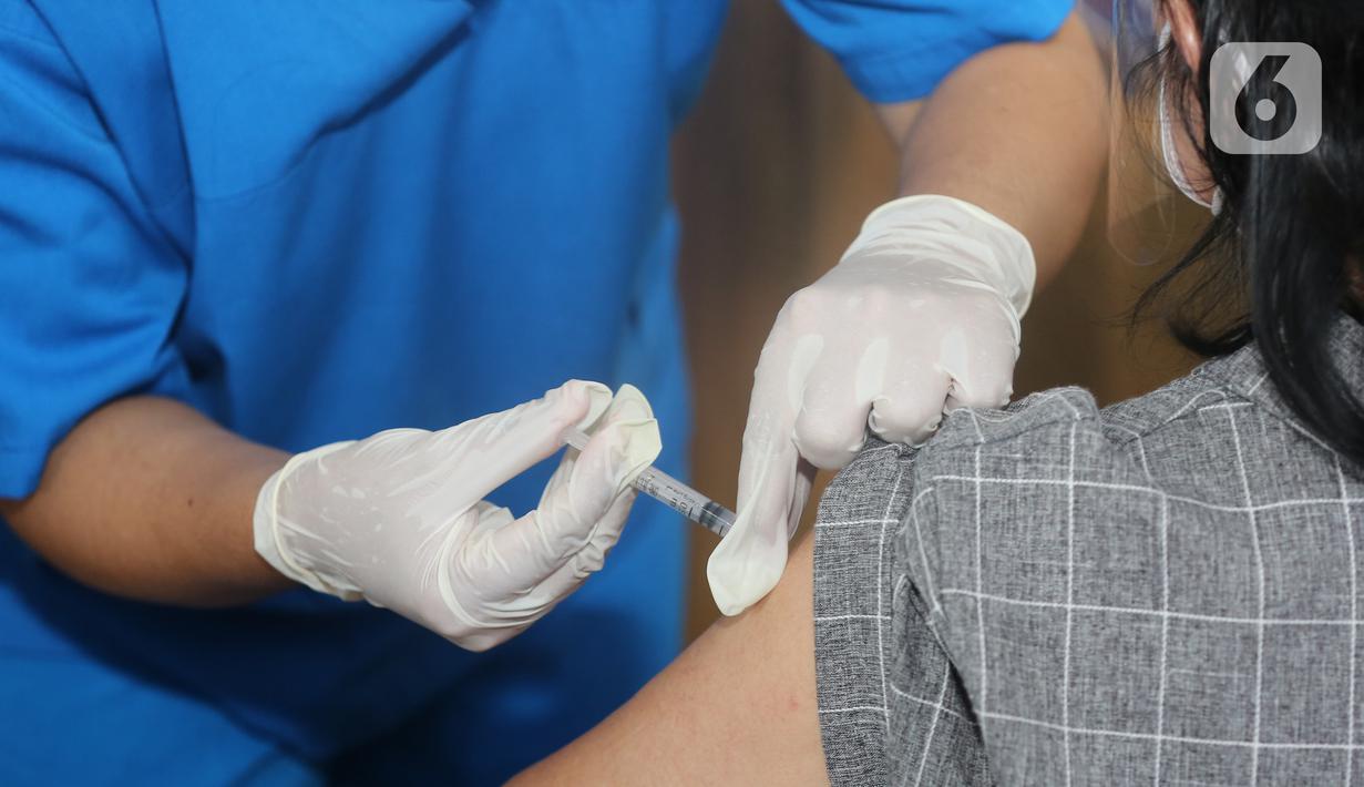 Tenaga medis melakukan vaksin Covid-19 di Lippo Mall Kemang, Jakarta, Senin (12/04/2021). Vaksinasi tenaga pendidik sebagai bentuk dukungan Lippo Group untuk membantu percepatan vaksin guru dengan tujuan agar Pembelajaran Tatap Muka (PTM) bisa berjalan dengan aman. (Liputan6.com/Fery Pradolo)