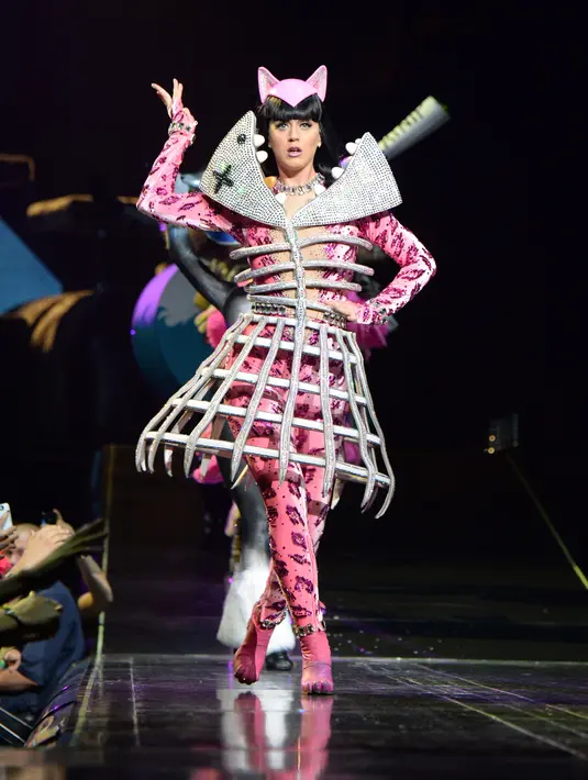 Mantan kekasih Russel Brand ini pun tak lepas dari kostum panggungnya yang unik dan penuh warna. (AFP/Bintang.com)