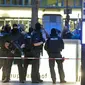 Polisi pasukan khusus berjaga di pintu masuk stasiun kereta api utama, menyusul penembakan di pusat perbelanjaan Olympia di Munich, Jerman (22/7). Penembakan tersebut menewaskan sekitar 10 orang,termasuk pelaku.  (REUTERS / Michael Dalder)
