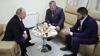 Presiden Rusia Vladimir Putin bertemu dengan Khabib Nurmagomedov dan ayahnya di Moskow (AP/Mikhail Klimentyev)