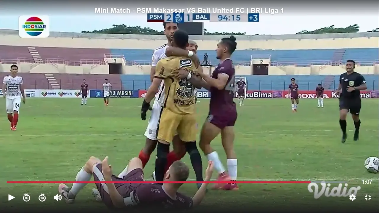 Dua pemain Bali United, Wawan Hendrawan dan Willian Pacheco nyaris baku hantam ketika melawan PSM Makassar.