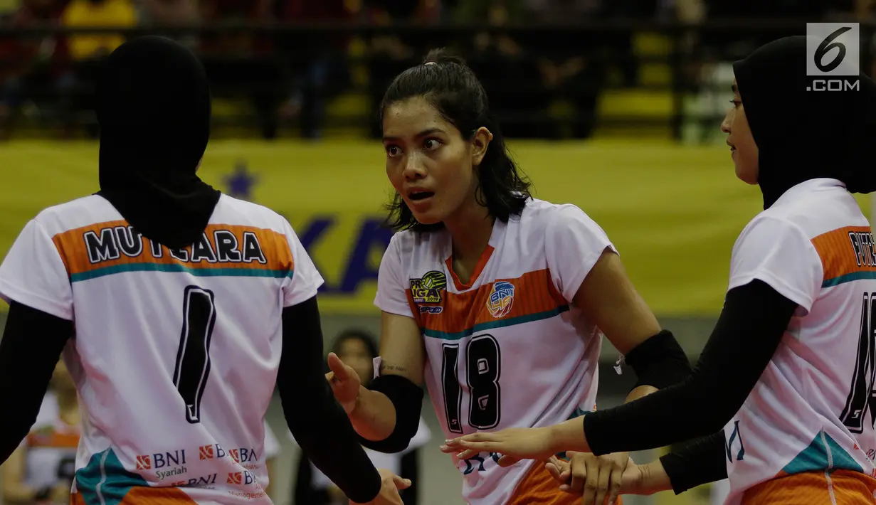 Pevoli Jakarta BNI 46, Kajcharaporn berdiskusi dengan rekannya saat melawan Bandung Bank BJB pada perebutan tempat ketiga Proliga 2019 di GOR Among Rogo, Yogyakarta, Sabtu (23/2). BNI 46 menang 3-1 atas BJB. (Bola.com/Yoppy Renato)