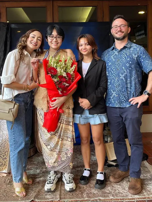 Pemeran dalam film Kutukan Peti Mati itu juga mengungkapkan rasa bangga atas yang baru saja diraih putrinya. Dewi Rezer hadir bersama tunangannya. [Instagram/rezerdewi]