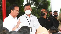 Presiden Joko Widodo didampingi Direktur Utama BPJAMSOSTEK Anggoro Eko Cahyo saat meninjau penyaluran Bantuan Subsidi Upah (BSU) di Kota dan Kabupaten Bandung.