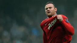Pemain Manchester United, Wayne Rooney melakukan selebrasi setelah mencetak gol pertama timnya ke gawang Manchester City pada laga putaran ketiga Piala FA 2011/2012 yang berlangsung di Etihad Stadium, Manchester, 8 Januari 2012. Setan Merah menang dengan skor 3-2. (AFP/Paul Ellis)