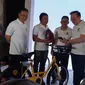 Peresmian bike-sharing UI dengan teknologi Narrowband IoT milik Telkomsel oleh Rektor UI Muhammad Anis dan Dirut Telkomsel Ririek Adriansyah (Liputan6.com/ Agustin Setyo W)