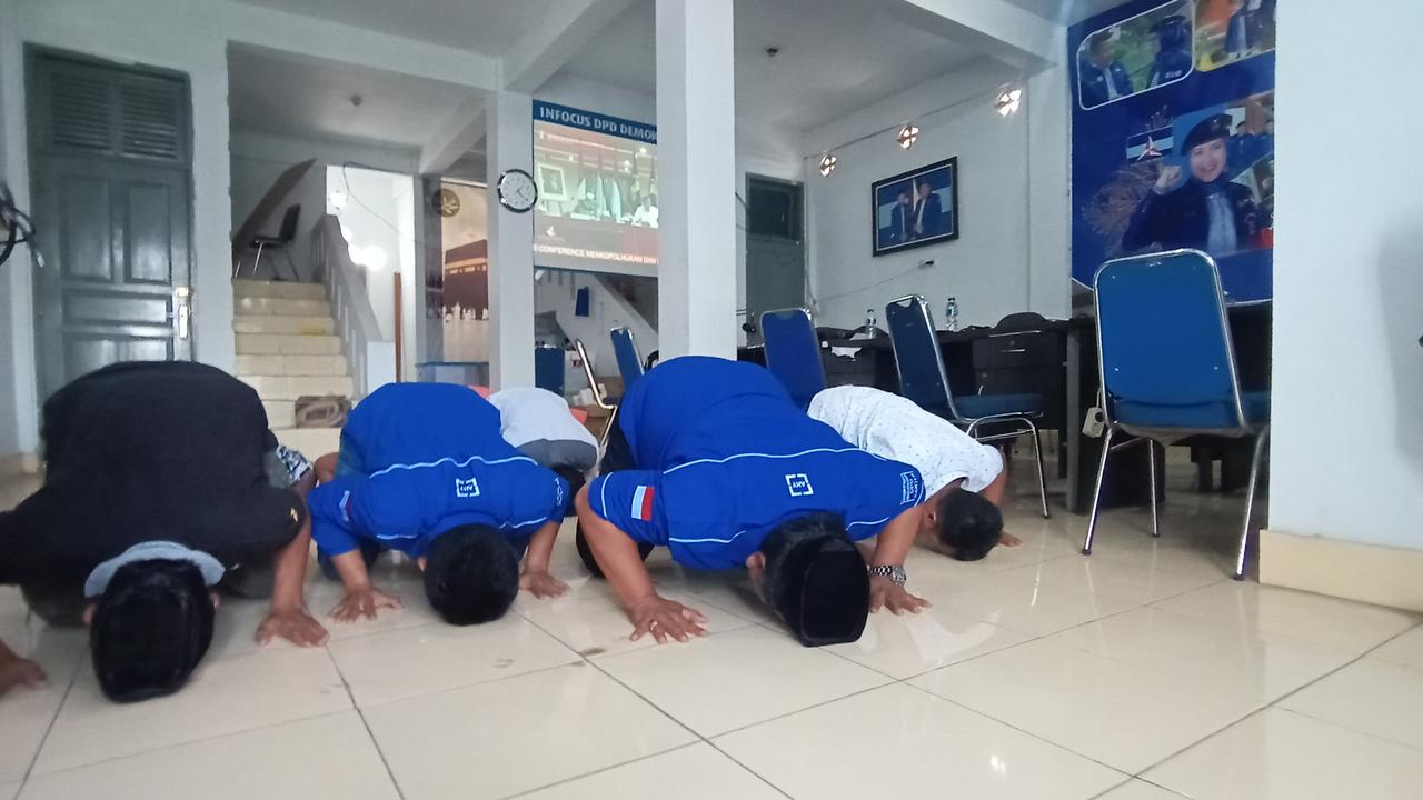 DPD Demokrat Banten Gelar Sujud Syukur Usai Pengumuman Menkumham Yang Menolak Hasil KLB Deli Serdang. (Rabu, 31/03/2021). (Liputan6.com/Yandhi Deslatama).