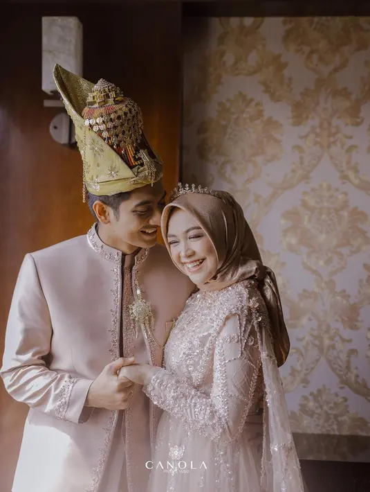 Sedangkan Teuku Ryan kembali mengenakan busana khas Aceh untuk pria bernuasa senada dengan headpiece yang lebih berbeda. Foto: Instagram.