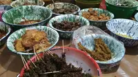 Ragam varian lauk pauk tersedia dalam kuliner Nasi Jamblang Cirebon. Foto (Liputan6.com / Panji Prayitno)