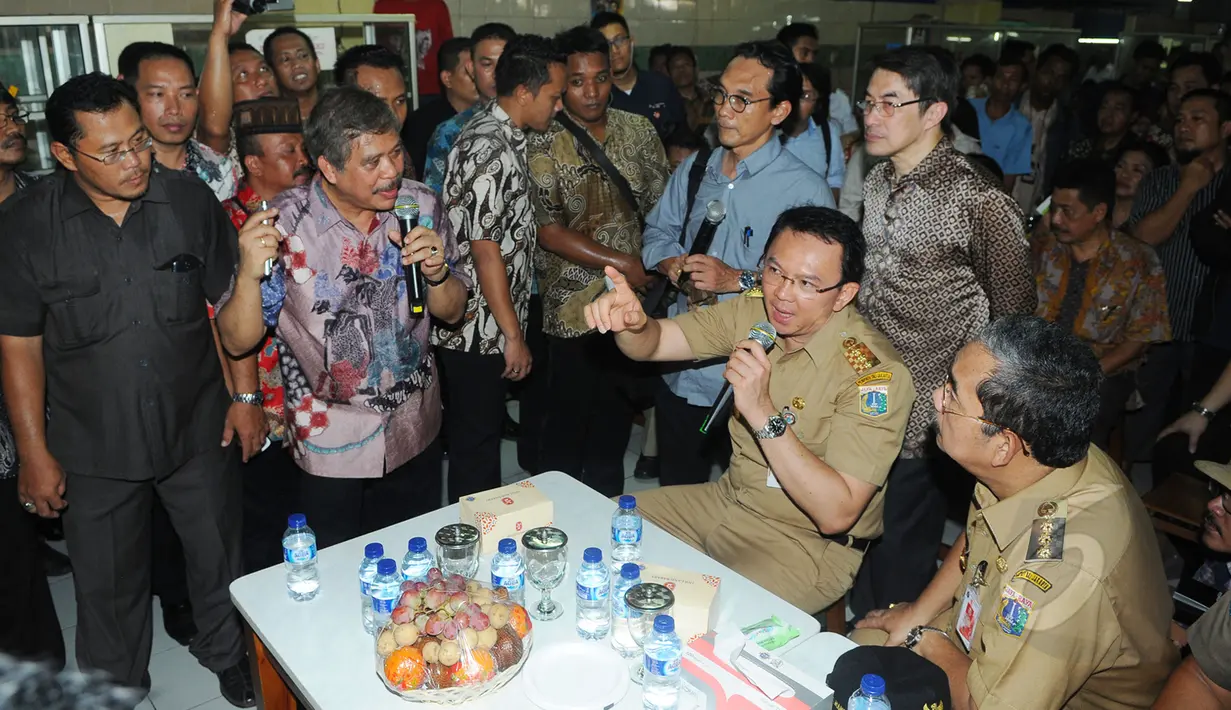 Gubernur DKI Jakarta Basuki T Purnama berbincang dengan pedagang Pasar Blok G, Tanah Abang, Jakarta, Rabu (15/4/2015). Kedatangan Ahok tersebut untuk melihat situasi dan kondisi secara langsung di kawasan Pasar Tanah Abang. (Liputan6.com/Herman Zakharia)