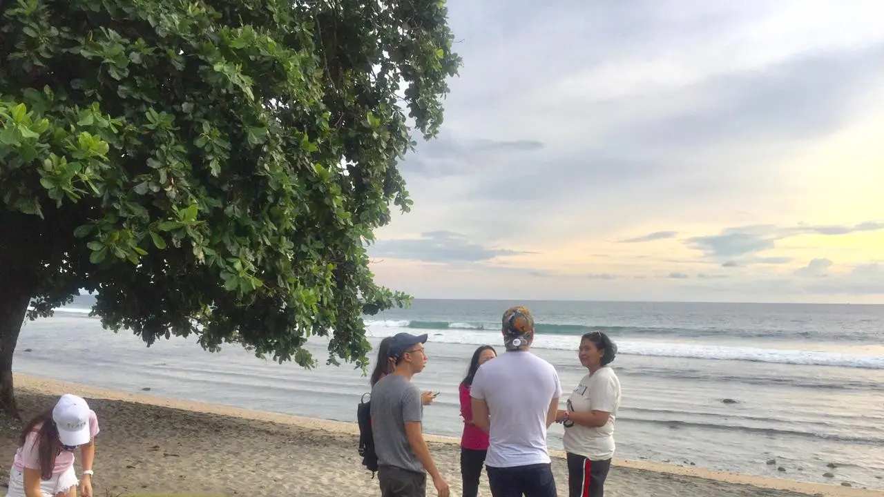 Anisha Putri dan wisatawan di Lombok