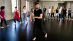 Imigran Suriah, Medhat Aldaabal mengajarkan tarian tradisional Arab Dabke di sebuah lokakarya di Berlin, Jerman, Minggu (15/4). (AP Photo/Jona Kallgren)