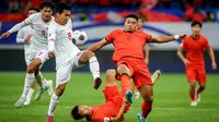 Pemain Timnas Indonesia, Witan Sulaeman (kiri) berebut bola dengan pemain China,&nbsp;Jiang Guangtai (kanan) saat laga lanjutan putaran ketiga Grup C Kualifikasi Piala Dunia 2026 di Qingdao Youth Stadium, Qingdao, China, Selasa (15/10/2024). (AFP)
