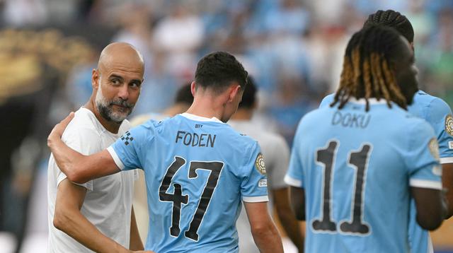 Manajer Manchester City asal Spanyol Pep Guardiola bereaksi dengan gelandang Inggris Phil Foden pada akhir pertandingan sepak bola Grup D Piala Dunia Antarklub 2025 antara Juventus Italia dan Manchester City Inggris di stadion Camping World di Orlando pada 26 Juni 2025. (PATRICIA DE MELO MOREIRA / AFP)