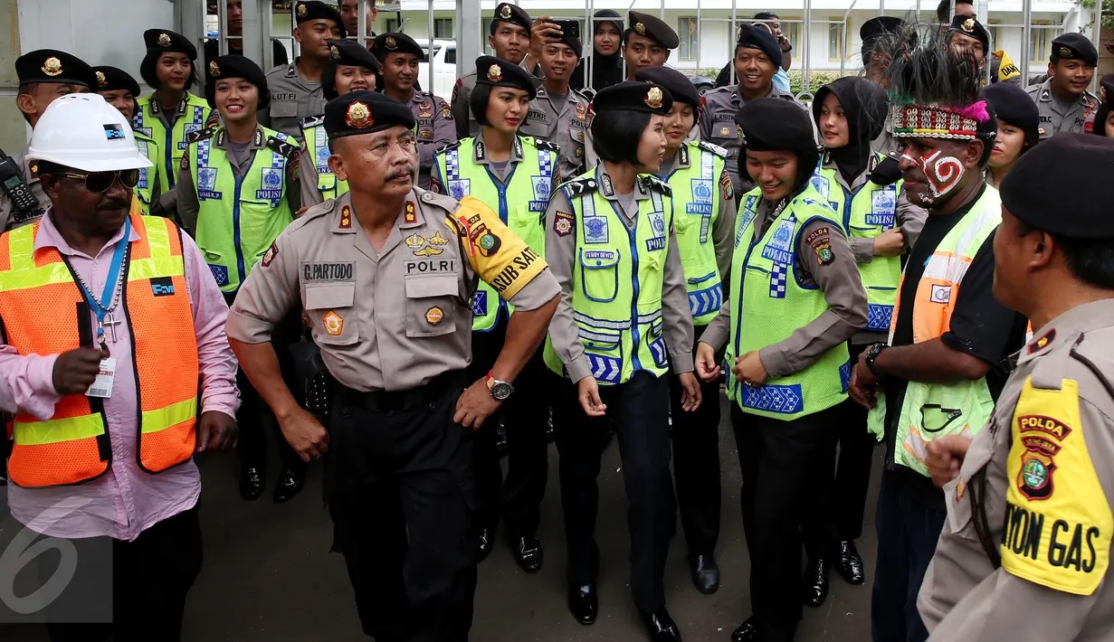 Sejumlah polisi dan polwan dikerahkan untuk menjaga aksi unjuk rasa di depan Kementerian ESDM Jakarta, Selasa (7/3). Mereka meminta pemerintah agar tidak memaksakan perubahan Kontrak Karya ke Izin Usaha Khusus Pertambangan. (Liputan6.com/Johan Tallo)