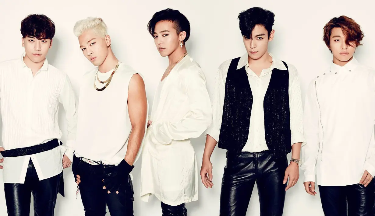 Taeyang sendiri memulai wajib militernya pada 12 Maret 2018. Ia sempat bersujud di hadapan penggemarnya sebelum berangkat wamil. (Foto: sbs.com.au)