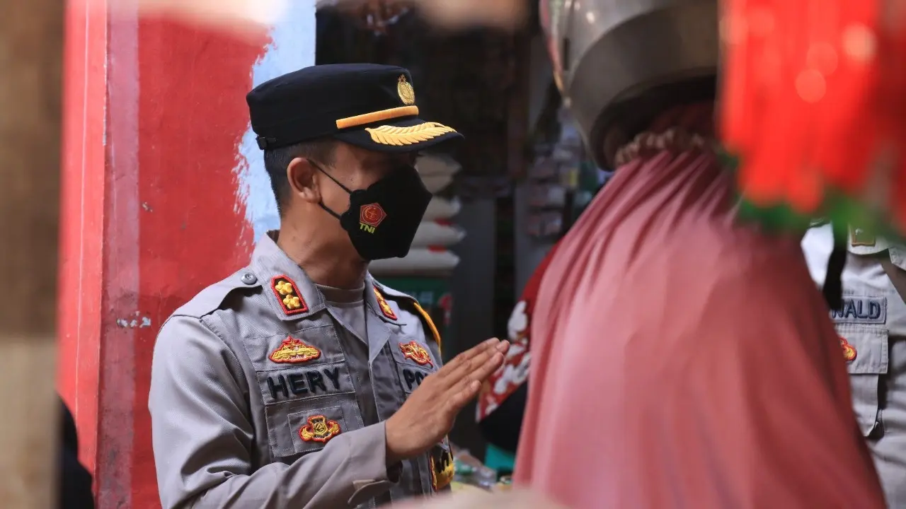 Kapolres Jember AKBP Hery Purnomo melakukan sidak minyak goreng curah di pasar Tradisional Sabtuan Jember (Istimewa)