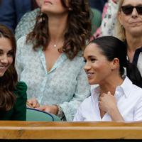 Duchess of Cambridge Kate Middleton (kiri) dan Duchess of Sussex Meghan Markle tertawa saat menyaksikan pertandingan final tunggal putri Wimbledon 2019 antara Serena Williams dengan Simona Halep di All England Lawn Tennis and Croquet Club, London, Inggris, Sabtu (13/7/2019). (BEN CURTIS/POOL/AFP)