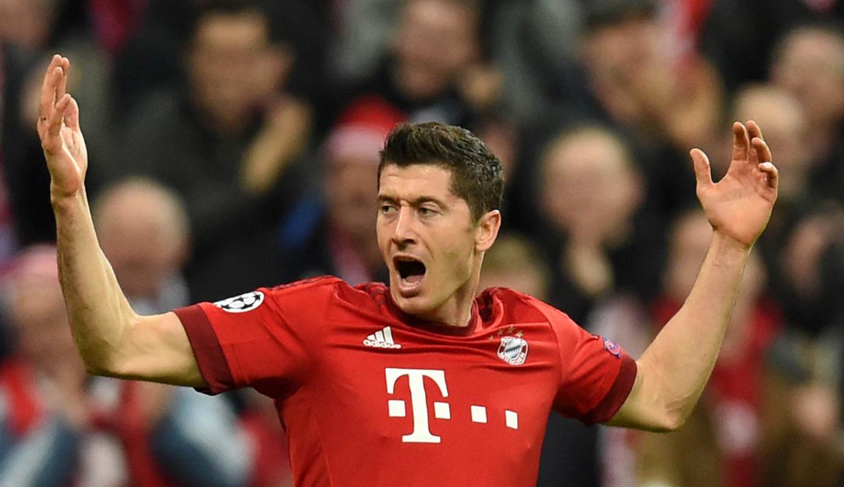 Pemain Bayern Munich, Robert Lewandowski  berada di urutan kedua top skor Liga Champions dengan total 7 gol. (AFP Photo/Christof Stache)