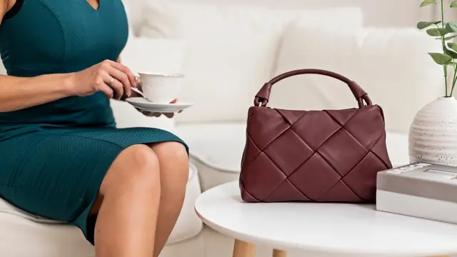 Ilustrasi tas kerja trendi dan stylish via Shutterstock.com