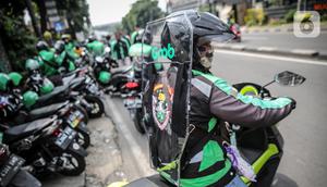 Driver Grab Bike mengenakan Grab Protect pelindung yang membatasi antara pengemudi dan penumpang saat diluncurkan di Jakarta, Selasa (9/6/2020). Penumpang ojek online (ojol) kini tak perlu khawatir menggunakan transportasi ini di tengah pandemi Corona. (Liputan6.com/Faizal Fanani)