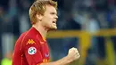 AS Roma&#039;s defender John Arne Riise celebrates as teammate Francesco Totti scores against Fiorentina during their Serie A match at Olympic stadium in Rome on November 30, 2008. AFP PHOTO/VINCENZO PINTO