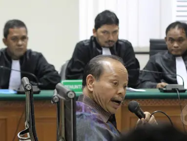 Mantan Ketua Komisi 7 DPR RI Sutan Bhatoegana menjalani sidang kasus korupsi di Kementerian ESDM, Pengadilan Tipikor, Jakarta, Senin (27/4/2015).  Sidang sempat memanas lantaran teriakan Sutan dan Hakim Artha saat persidangan. (Liputan6.com/Helmi Afandi)