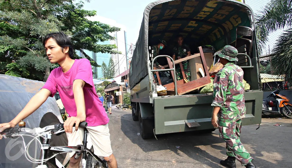 Aparat TNI melakukan pengosongan kompleks Zeni TNI Angkatan Darat di Mampang, Jakarta Selatan, Minggu (17/1). Meskipun sempat terjadi kericuhan, namum Kodam Jaya tetap mengosongkan sebanyak 71 rumah di kompleks tersebut. (Liputan6.com/Immanuel Antonius)