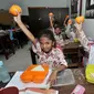 Sejumlah siswi menunjukkan salah satu menu makanan tambahan saat program Penyediaan Makanan Tambahan Anak Sekolah (PMTAS) di SD Negeri 01 Tanjung Priok, Jakarta, Kamis (28/3). (merdeka.com/Iqbal S. Nugroho)