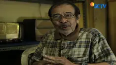Di bengkel sederhana miliknya sekaligus tempat tinggalnya di Babakan Ciparay, Kota Bandung, Jawa Barat, Abah Oo setiap hari bergelut dengan radio-radio antik dari negara Eropa seperti Belanda dan Jerman.