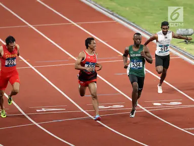 Sprinter Indonesia, Lalu Muhammad Zohri (tengah) saat lari nomor 100 meter putra pada semifinal atletik Asian Games 2018 di Stadion Utama GBK, Jakarta (26/8). Lalu Muhammad Zohri maju ke babak final. (Liputan6.com/Fery Pradolo)