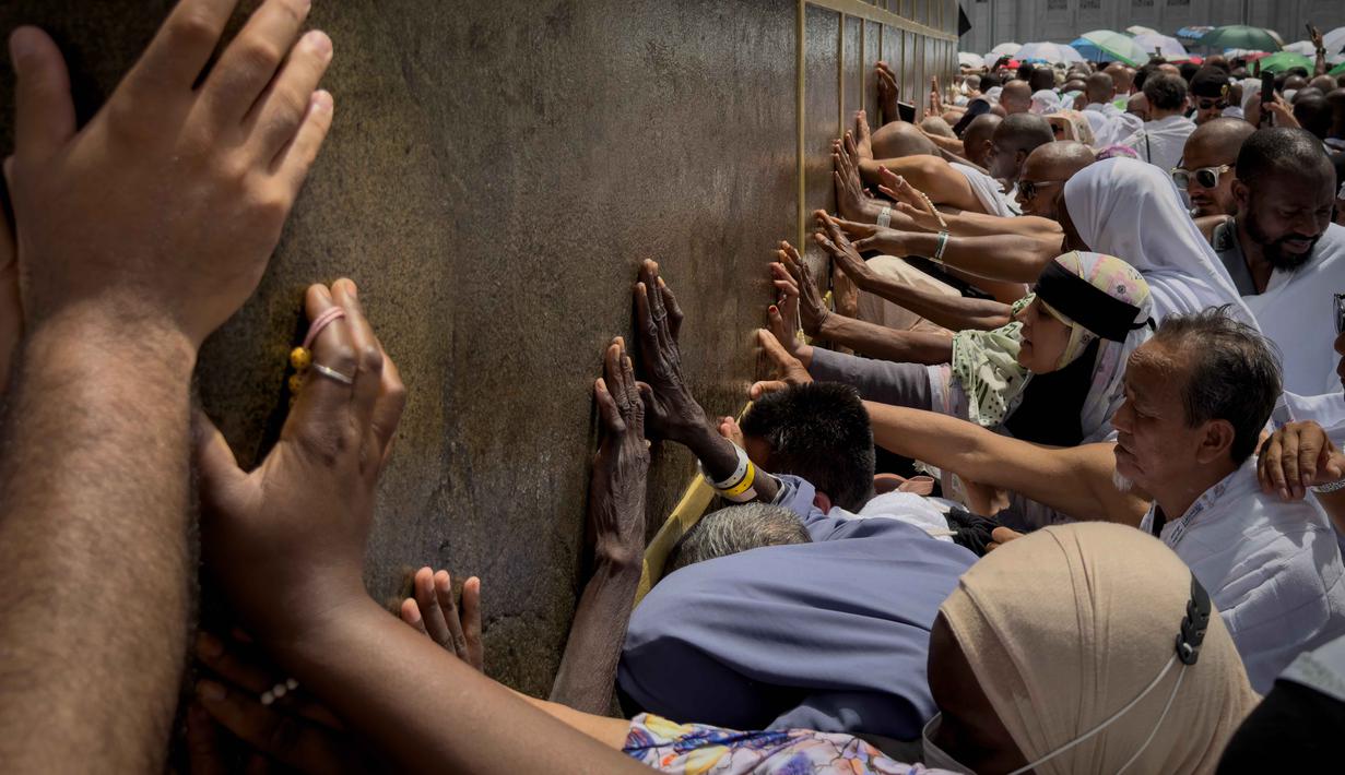 Umat Muslim menyentuh dinding Ka'bah, selama ibadah haji tahunan, di Mekah, Arab Saudi, Kamis 21 Mei 2026. (AP Photo/Altaf Qadri)
