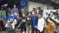 Bobotoh menyambut pemain Persib Bandung di Bandara Adi Soemarmo, Solo, Kamis (2/10/2017). (Bola.com/Ronald Seger)