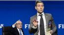 Pelawak Inggris, Simon Brodkin atau yang dikenal dengan nama panggungnya Lee Nelson menginterupsi konferensi pers di kantor FIFA di Zurich., Swiss. (20/7/2015). (AFP PHOTO/FABRICE COFFRINI)