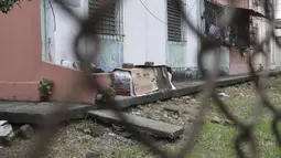 Peti mati berisi jenazah yang diduga meninggal karena virus corona COVID-19 terlihat di luar blok apartemen di Guayaquil, Ekuador, Kamis (2/4/2020). Tidak ada yang berani menyentuh jenazah yang diduga meninggal karena virus corona COVID-19 tersebut. (AP Photo/Filiberto Faustos)