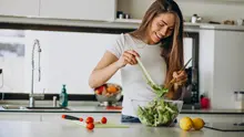 Ilustrasi Mengonsumsi Makanan Sehat Credit: pexels.com/Lerrine