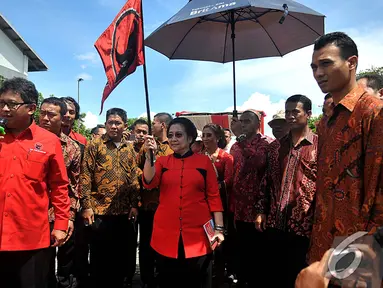 Ketua Umum PDIP, Megawati Soekarnoputri saat melepas kader ke daerah bencana, Jakarta, Sabtu (10/1/2015). (Liputan6.com/Johan Tallo)