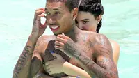 Kylie Jenner rayakan ulang tahunnya di Kepulauan Karibia bersama sang kekasih, Tyga, yang saat ini sedang masuk daftar pencarian Polisi.