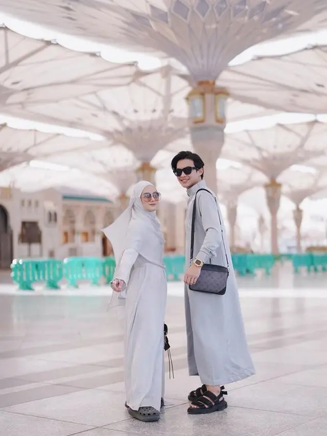 6 Potret Dinda Hauw dan Rey Mbayang Ajak Anak Umrah Pertama Kali, Banjir Pujian