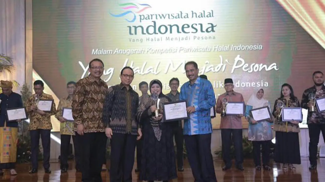 Menpar Arief Yahya Serahkan Anugerah Pariwisata Halal 2016