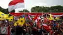 Para mahasiswa berkumpul membawa atribut dan bendera organisasi mereka saat Apel Kebangsaan Mahasiswa Indonesia di Tugu Proklamasi, Jakarta, Kamis (3/11). (Liputan6.com/Johan Tallo)