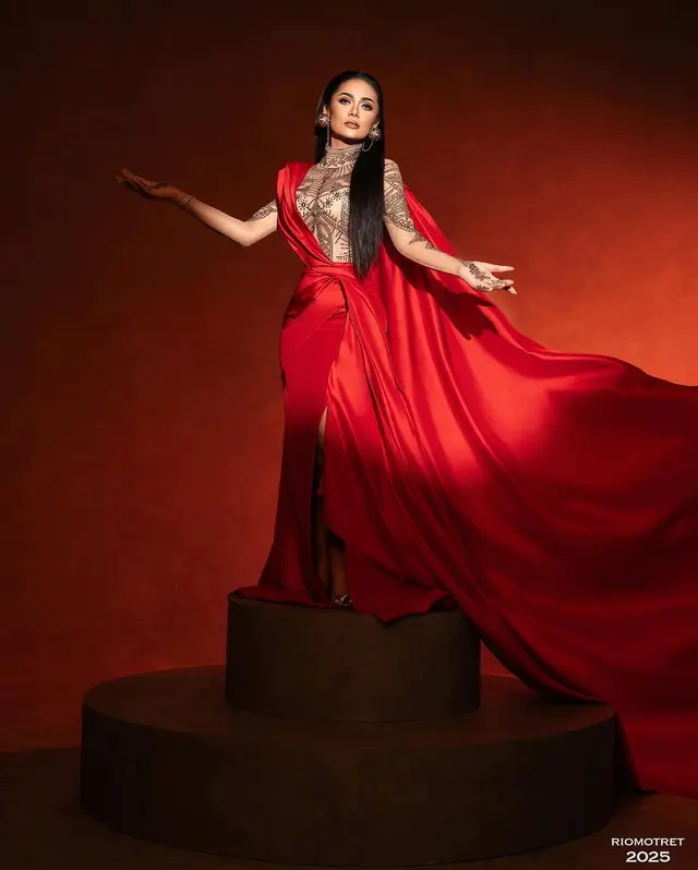 Anggun berbalut gaun merah mewah, 5 gaya Krisdayanti saat pemotretan spesial untuk konser di Malaysia