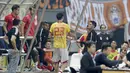 Bek Selangor FA, Willian Pachecho, mendatangi bench pemain Persija Jakarta pada laga persahabatan di Stadion Patriot, Jawa Barat, Kamis (6/9/2018). Persija kalah 1-2 dari Selangor FA. (Bola.com/M Iqbal Ichsan)