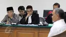 Ekspresi terdakwa Waryono Karno yang terlihat serius mendengarkan kesaksian Mantan Kepala Pusat Data dan Informasi (Pusdatim) Kementerian ESDM, Ego Syahrial dalam sidang lanjutan di Pengadilan Tipikor, Jakarta, Rabu (3/6/2015). (Liputan6.com/Helmi Afandi)