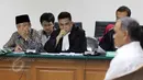 Ekspresi terdakwa Waryono Karno yang terlihat serius mendengarkan kesaksian Mantan Kepala Pusat Data dan Informasi (Pusdatim) Kementerian ESDM, Ego Syahrial dalam sidang lanjutan di Pengadilan Tipikor, Jakarta, Rabu (3/6/2015). (Liputan6.com/Helmi Afandi)