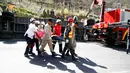 Petugas penyelamat mengevakuasi korban kecelakaan antara sebuah bus dengan truk di pinggiran Ibu Kota Honduras, Tegucigalpa, Minggu (5/2). Kecelakaan terjadi di jalan raya yang menghubungkan Ibu Kota dengan Honduras selatan. (AP Photo/Fernando Antonio)