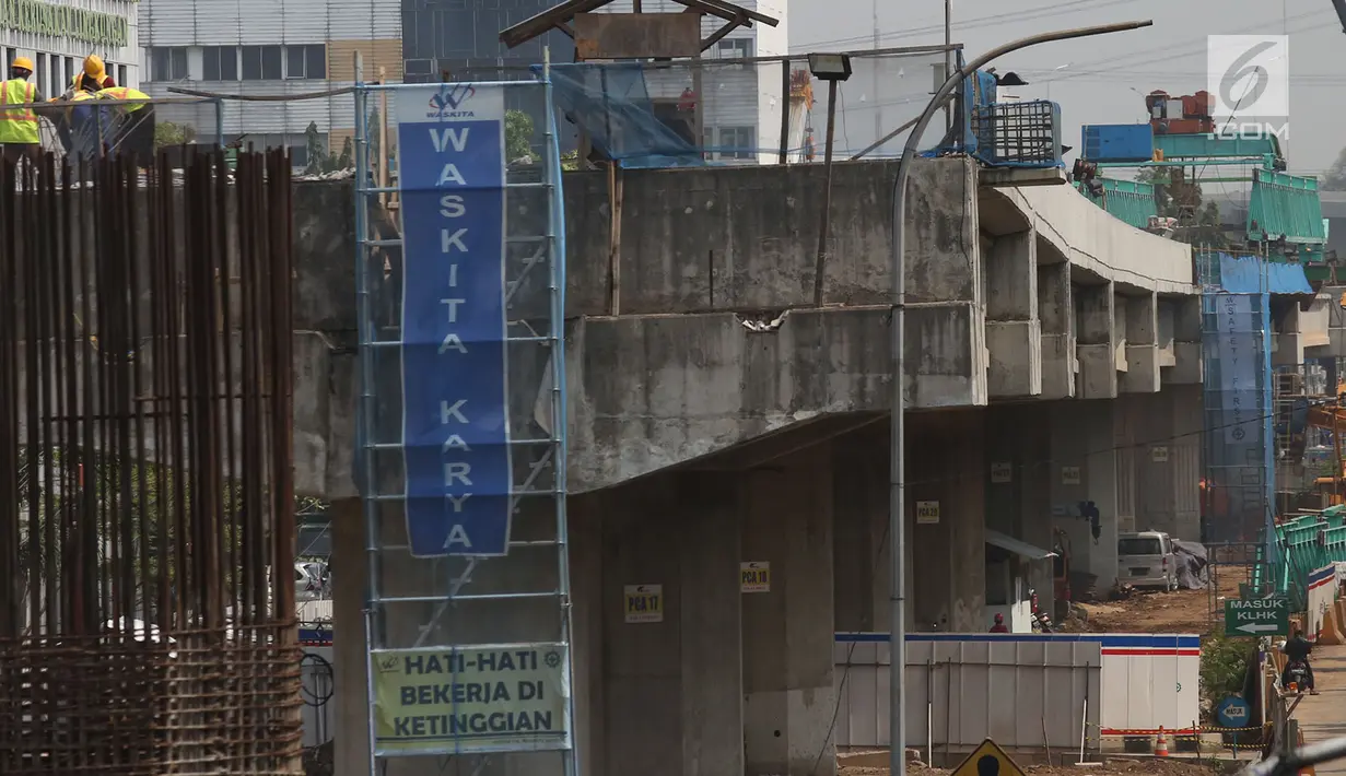 Pekerja menyelesaikan proyek pembangunan tol Bekasi-Cawang-Kampung Melayu (Becakayu) di Jalan DI Panjaitan, Jakarta, Kamis (25/10). Proyek yang masih terus berlangsung ini dikerjakan sebagai upaya mengurai kemacetan di ibu kota. (Merdeka.com/Imam Buhori)