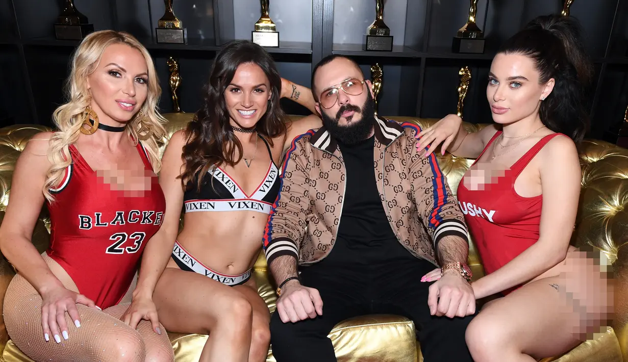 Aktris porno Nikki Benz, Tori Black, sutradara film porno Greg Lansky, serta Lana Rhoades berpose saat AVN Adult Entertainment Expo 2018 di Hard Rock Hotel and Casino Las Vegas, Nevada, Amerika Serikat, Rabu (24/1). (Ethan Miller/Getty Images/AFP)