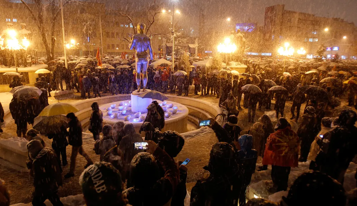 Sejumlah orang berpartisipasi dalam protes wacana pengubahan nama Macedonia di gedung Parlemen, Skopje, Selasa (27/2). Pengunjuk rasa mendesak pemerintah mengakhiri dialog dengan Yunani untuk menyelesaikan sengketa selama 25 tahun (AP/Boris Grdanoski)